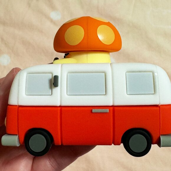 Smoko Camper Kai Vinyl Toy - Picture 7 of 9